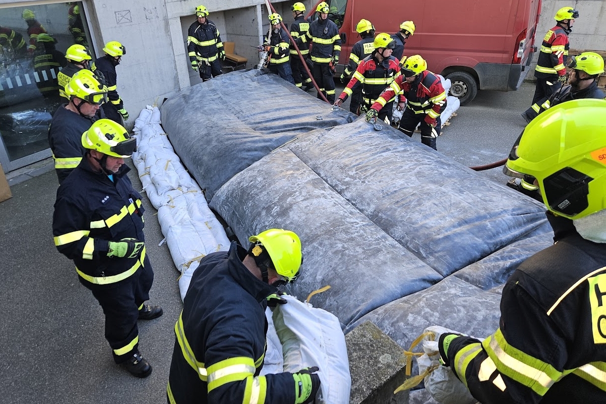 Brno – Dobrovolní hasiči trénovali proti povodním a čerpali Svratku 3 Brno – Dobrovolní hasiči trénovali proti povodním a čerpali Svratku 2