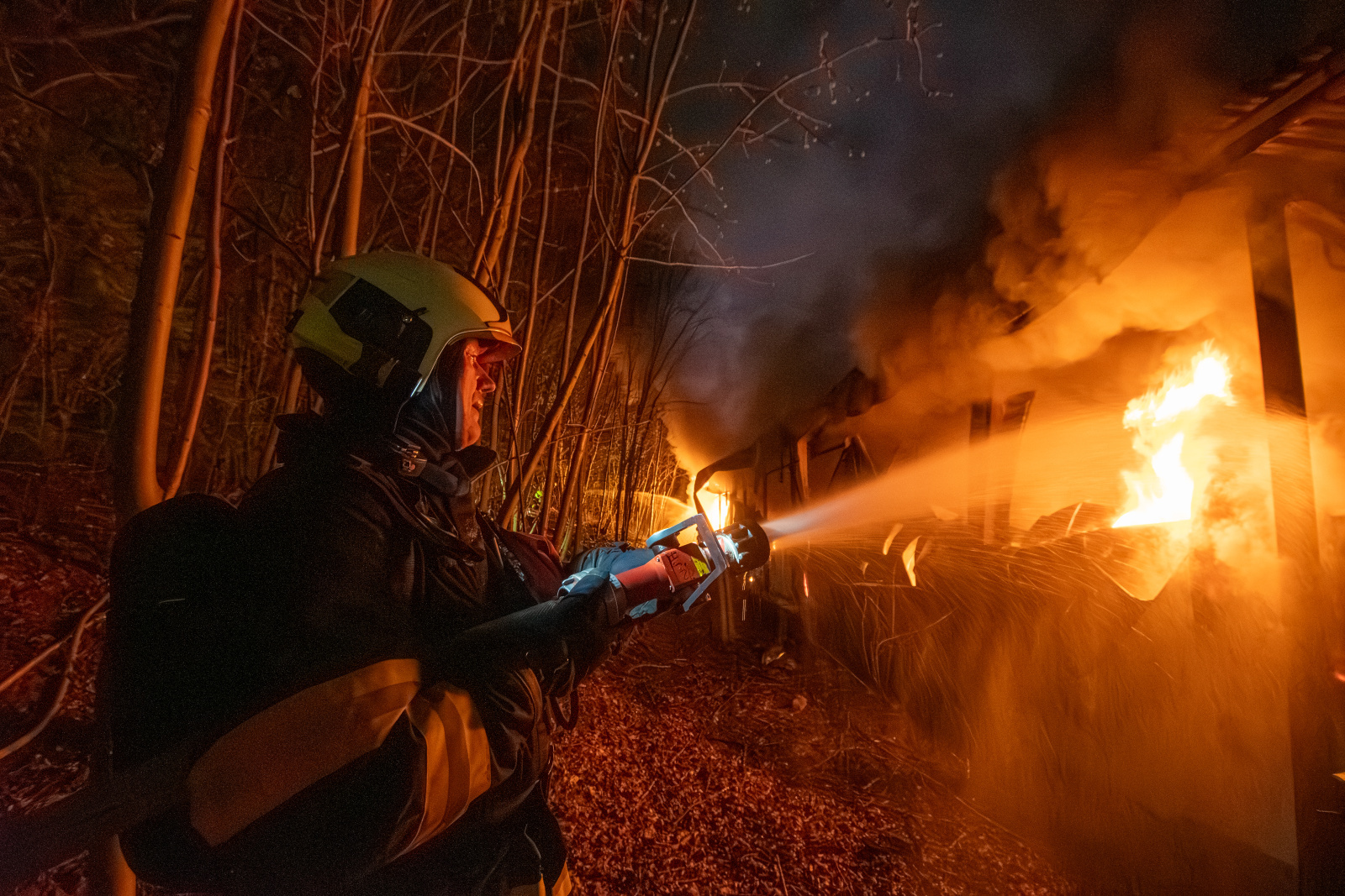 Karvinsko – Požár v průmyslové hale zranil dvě osoby
