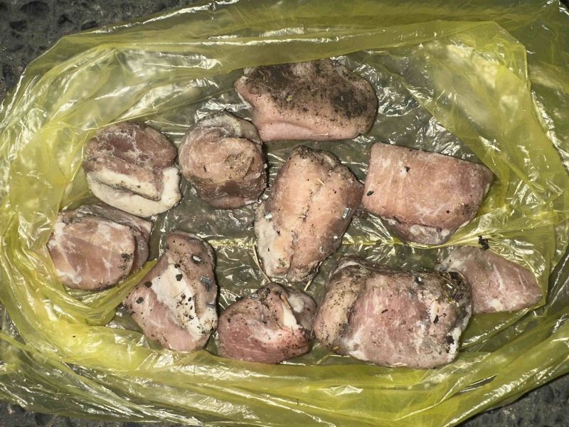 Praha Libeňský most – Pachatel nastražil maso s hřebíky a ohrozil psy 3 Praha Libeňský most – Pachatel nastražil maso s hřebíky a ohrozil psy 2