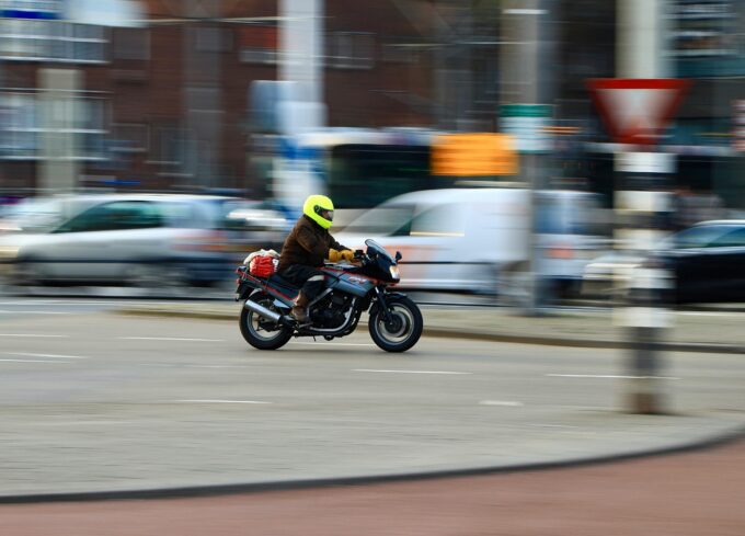 Silnice II/317 u Borohrádku se stala osudnou 74letému motorkáři. Po havárii zemřel v nemocnici 10