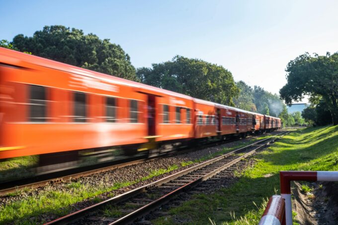Velešín – Vlak smetl na přejezdu Fabii a řidič zemřel 12