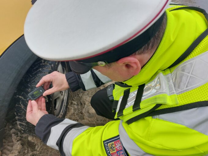 Hradecko – Opilý řidič Mercedesu jel 180 km/h a zabil řidičku 14