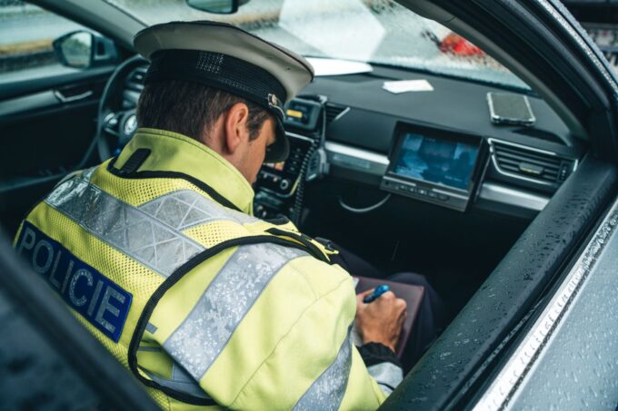 Vranovice - Zdrogovaný řidič v cizím autě a se zákazem řízení policistům neunikl 12